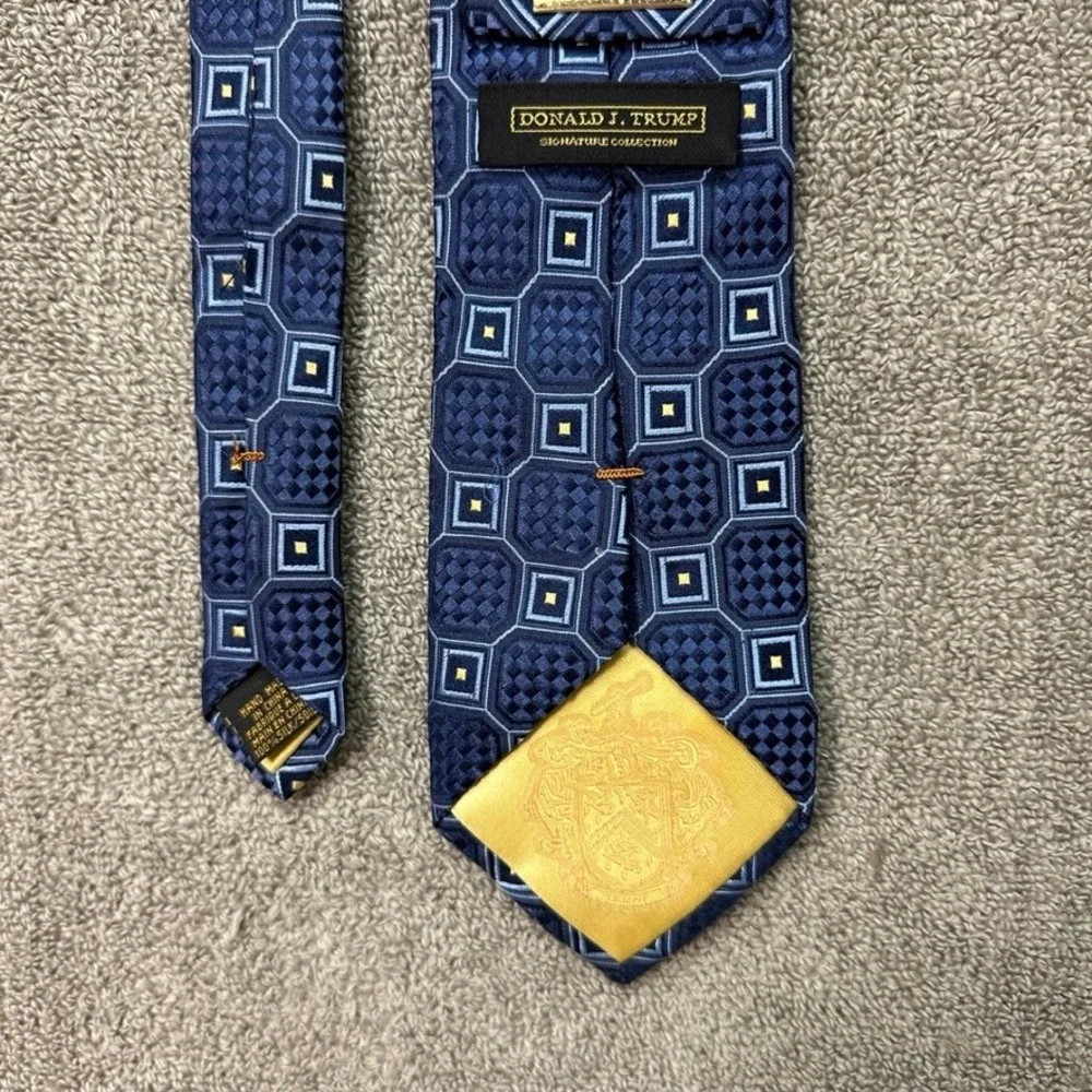 Donald J Trump Signature Collection Mens Silk Tie Navy Blue Geometric Medallion